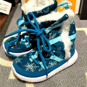 New Never Worn Nike snowflake boot. Toddler/Little Kid size 9.